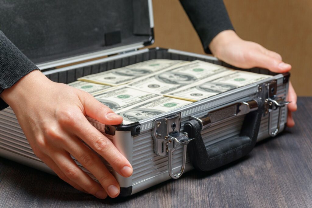 Dollar Tumbles and Gold Prices Jump as US Treasury Boosts Liquidity